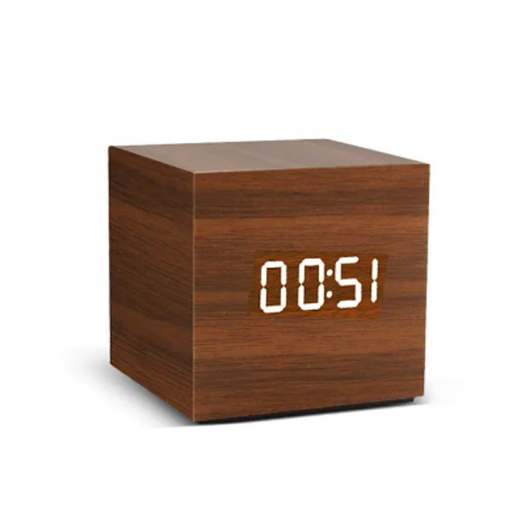 Stemmekontrol digitalt vækkeur træ USB digitalt ur